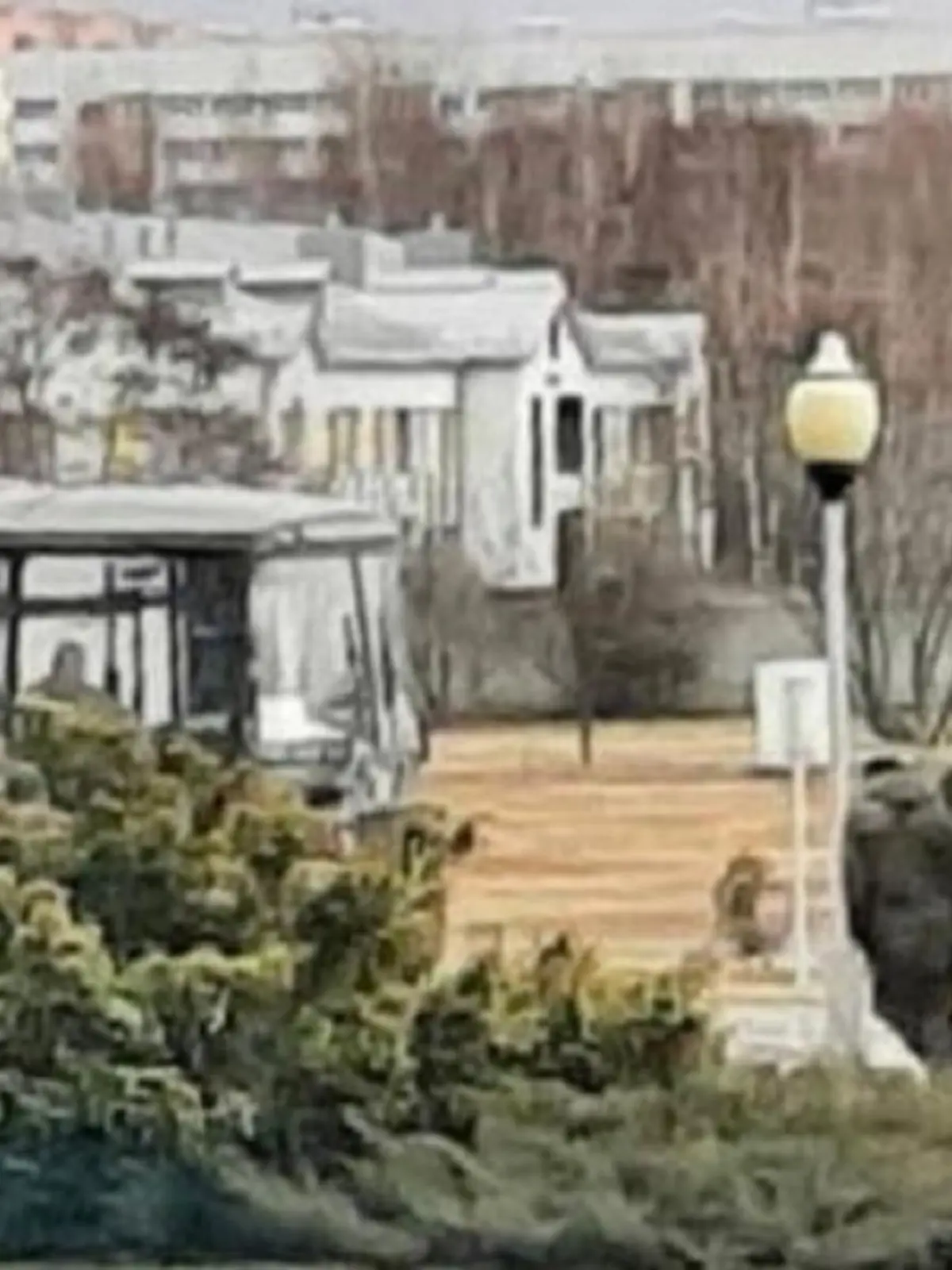 Russische Soldaten kommen offenbar vor dem Zentrum für radiologische Medizin in Homel (Belarus) an.