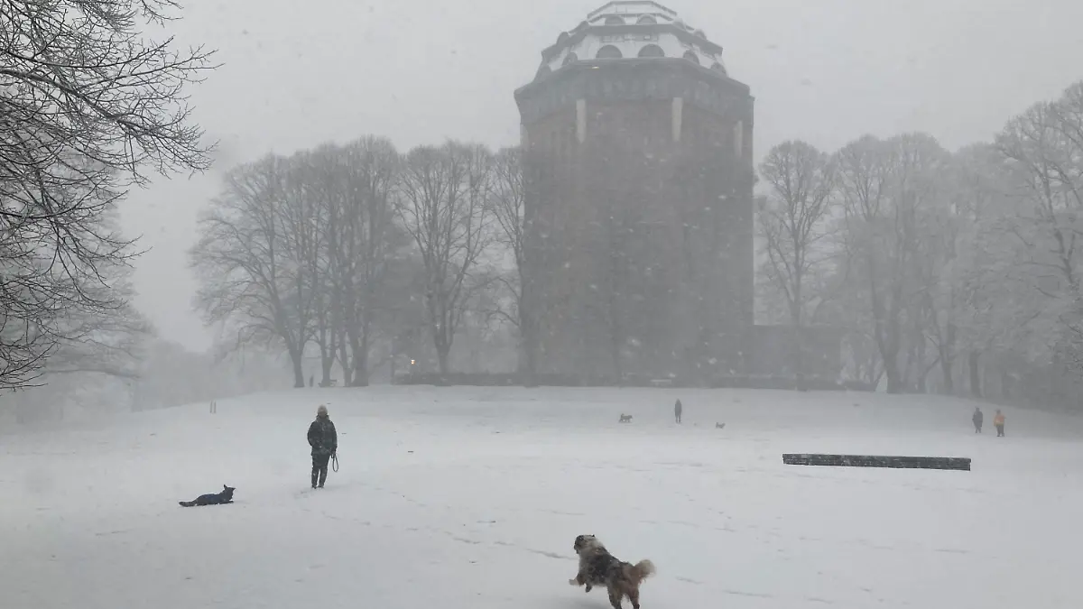 31.03.2022, Hamburg: Menschen und Hunde sind am Morgen im Schanzenpark im Schnee unterwegs. Nach den sonnigen Frühlingstagen hat sich der Winter noch einmal zurück gemeldet. Foto: Thomas Müller/dpa +++ dpa-Bildfunk +++