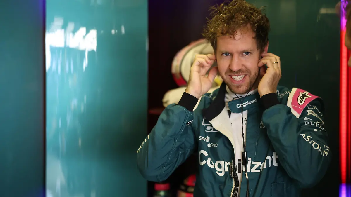  Formula 1 2021: Abu Dhabi GP YAS MARINA CIRCUIT, UNITED ARAB EMIRATES - DECEMBER 11: Sebastian Vettel, Aston Martin during the Abu Dhabi GP at Yas Marina Circuit on Saturday December 11, 2021 in Abu Dhabi, United Arab Emirates. Photo by Glenn Dunbar / LAT Images Images PUBLICATIONxINxGERxSUIxAUTxHUNxONLY GP2122_095917125A6613