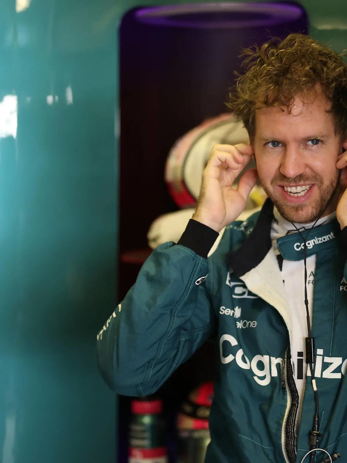  Formula 1 2021: Abu Dhabi GP YAS MARINA CIRCUIT, UNITED ARAB EMIRATES - DECEMBER 11: Sebastian Vettel, Aston Martin during the Abu Dhabi GP at Yas Marina Circuit on Saturday December 11, 2021 in Abu Dhabi, United Arab Emirates. Photo by Glenn Dunbar / LAT Images Images PUBLICATIONxINxGERxSUIxAUTxHUNxONLY GP2122_095917125A6613