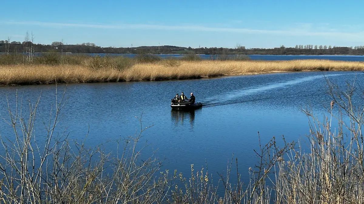 Die Polizei sucht mit Tauchern und Hunden See und Ufer am Windebyer Noor ab.