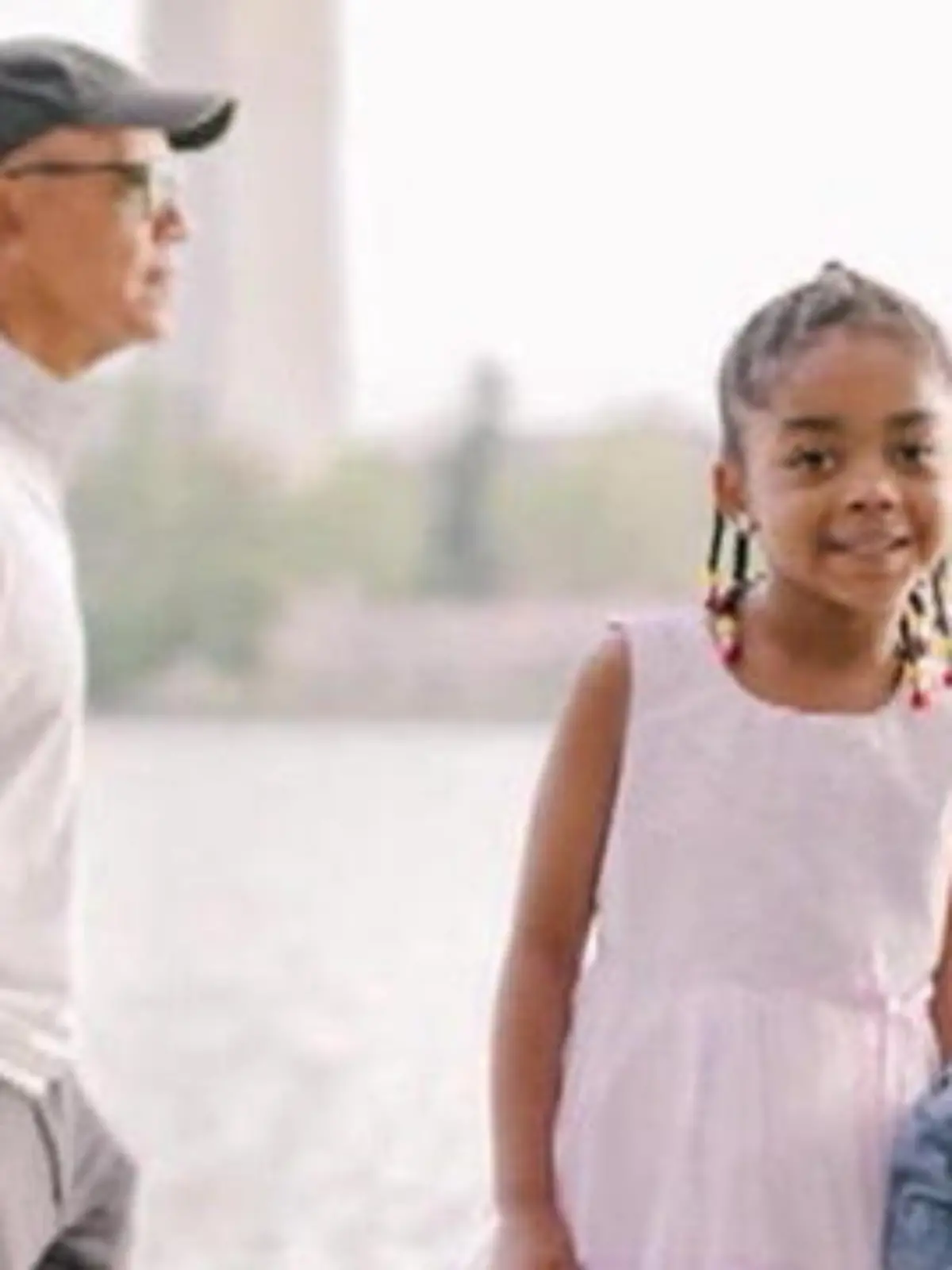 Bild zu: "Seine Reaktion verblüfft ALLE! Obama verewigt sich mit Fehltritt auf Familienfoto"