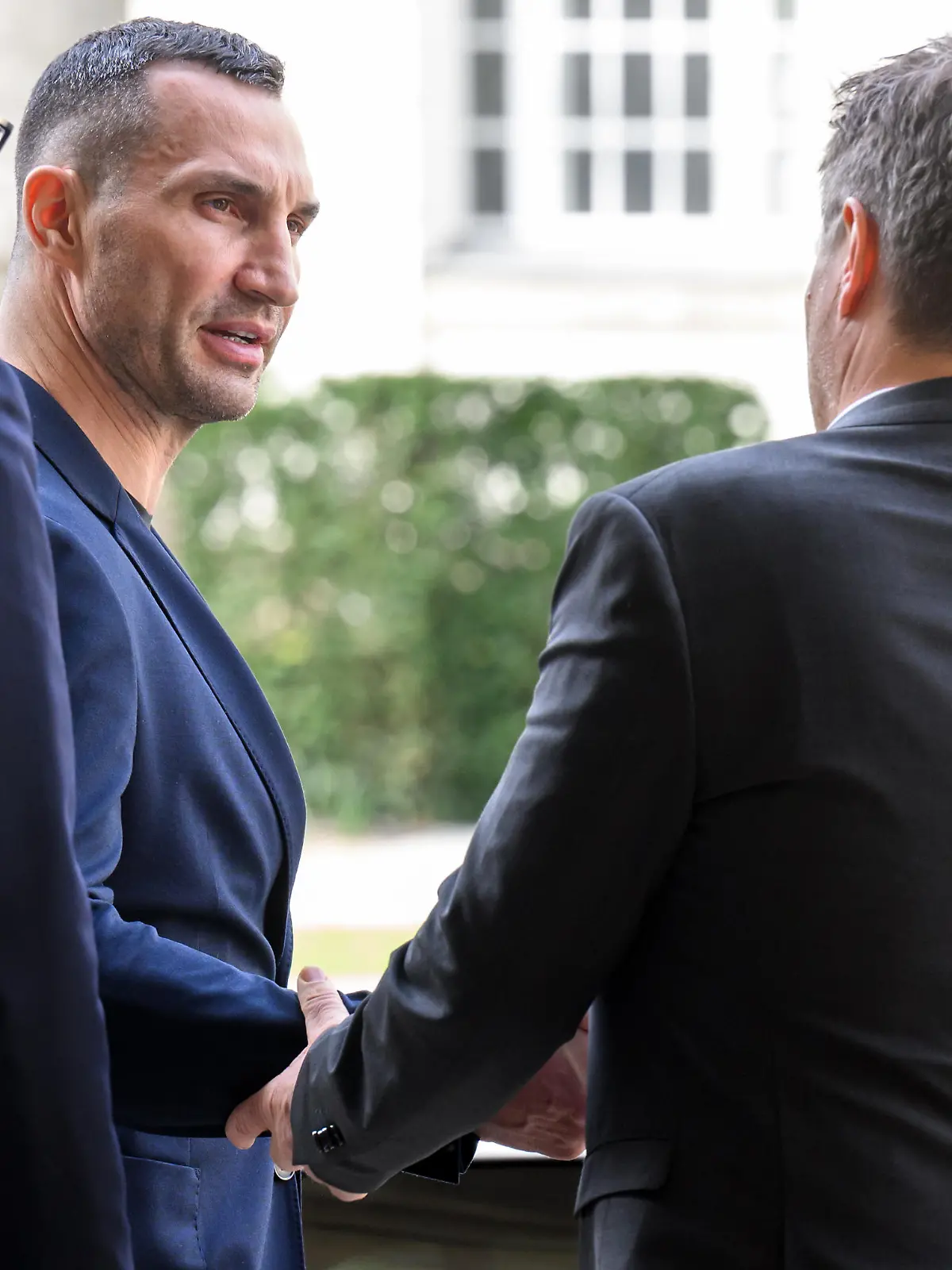 Robert Habeck (r, Bündnis 90/Die Grünen), Bundesminister für Wirtschaft und Klimaschutz, verabschiedet Wladimir Klitschko (M), und Olexij Makjejew (l), Sonderbeauftragter des ukrainischen Außenministeriums für Sanktionspolitik, nach ihrem Gespräch im Bundesministerium für Wirtschaft und Klimaschutz. Bei dem Besuch gehe es um wirtschaftliche, humanitäre und militärische Hilfe für den von Russland angegriffenen Staat, teilte sein Bruder Vitali, der Bürgermeister von Kiew, mit.