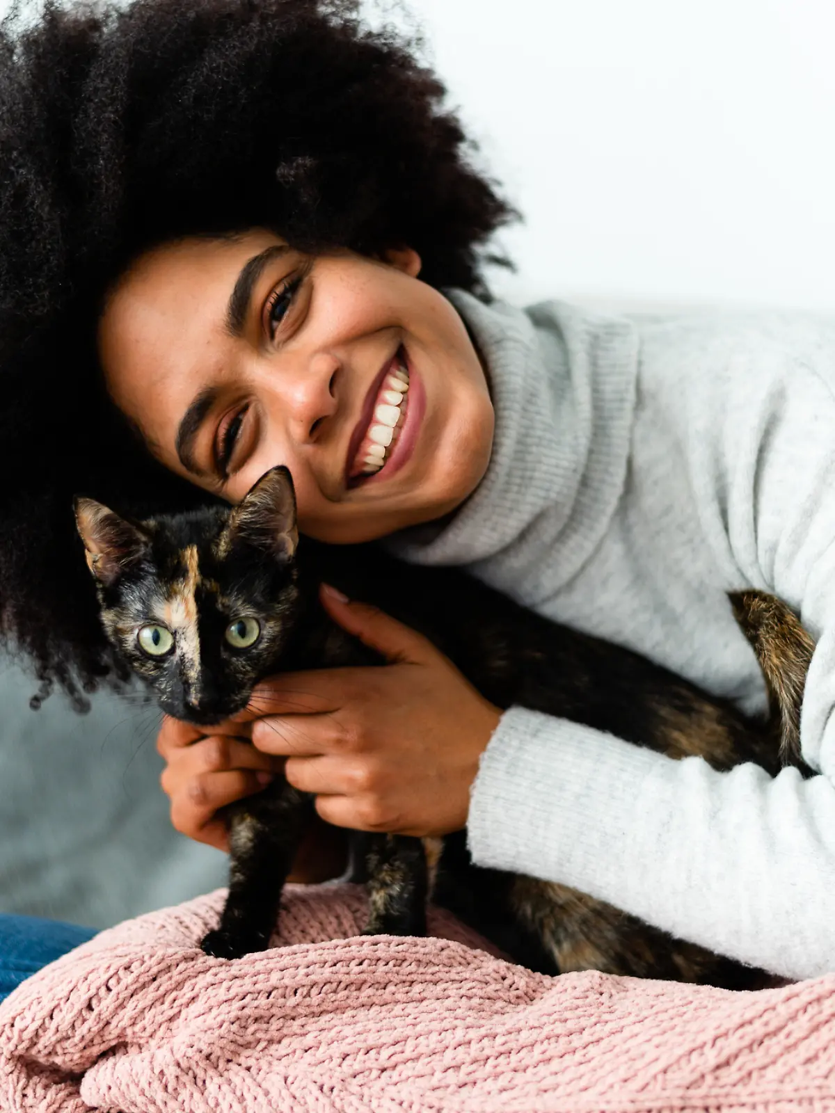 Frau und Katze auf einem Sofa
