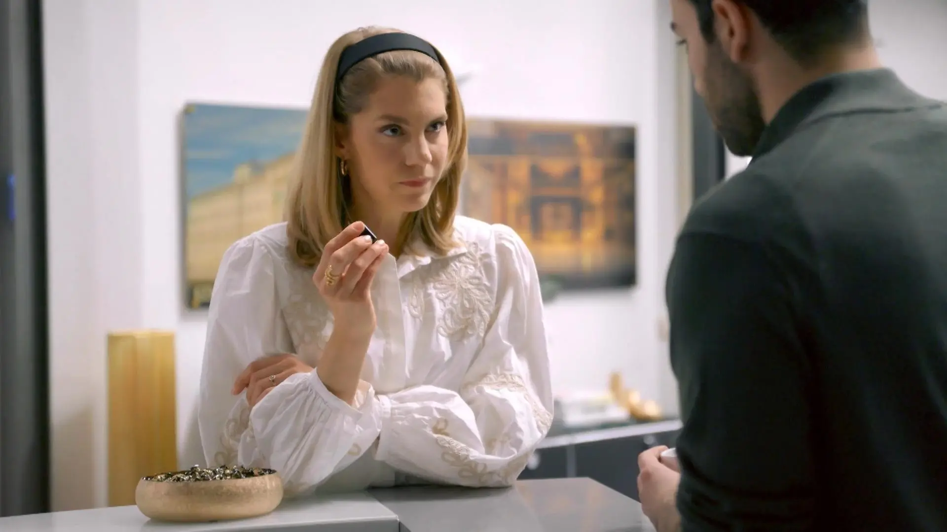 Stella präsentiert Baris die von ihm installierte Wanze „Unter uns“-Folge vom 15.04.25 auf RTL+
