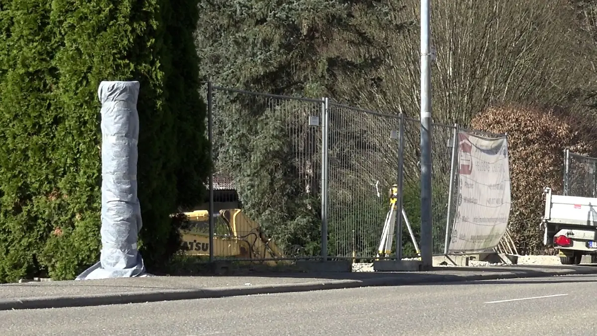 Fake-Blitzer musste auf Anordnung der Polizei verhüllt werden.