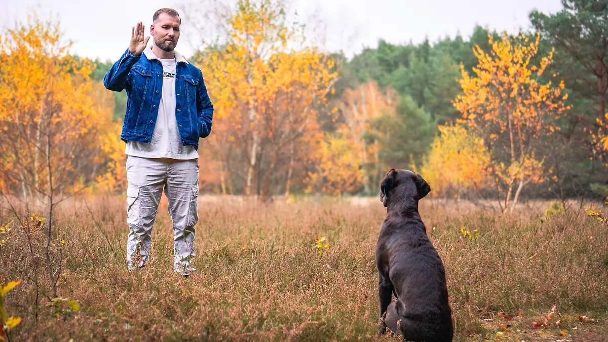 Hundetrainer Dennis Bonecke weiß, wie Hundehalter sich und ihre Vierbeiner vor plötzlichen Angriffen schützen können.
