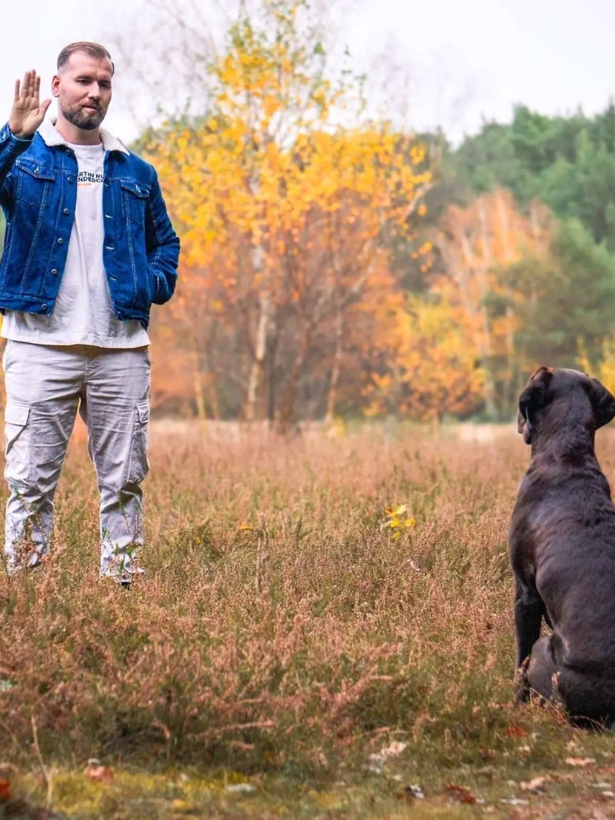 Hundetrainer Dennis Bonecke weiß, wie Hundehalter sich und ihre Vierbeiner vor plötzlichen Angriffen schützen können.