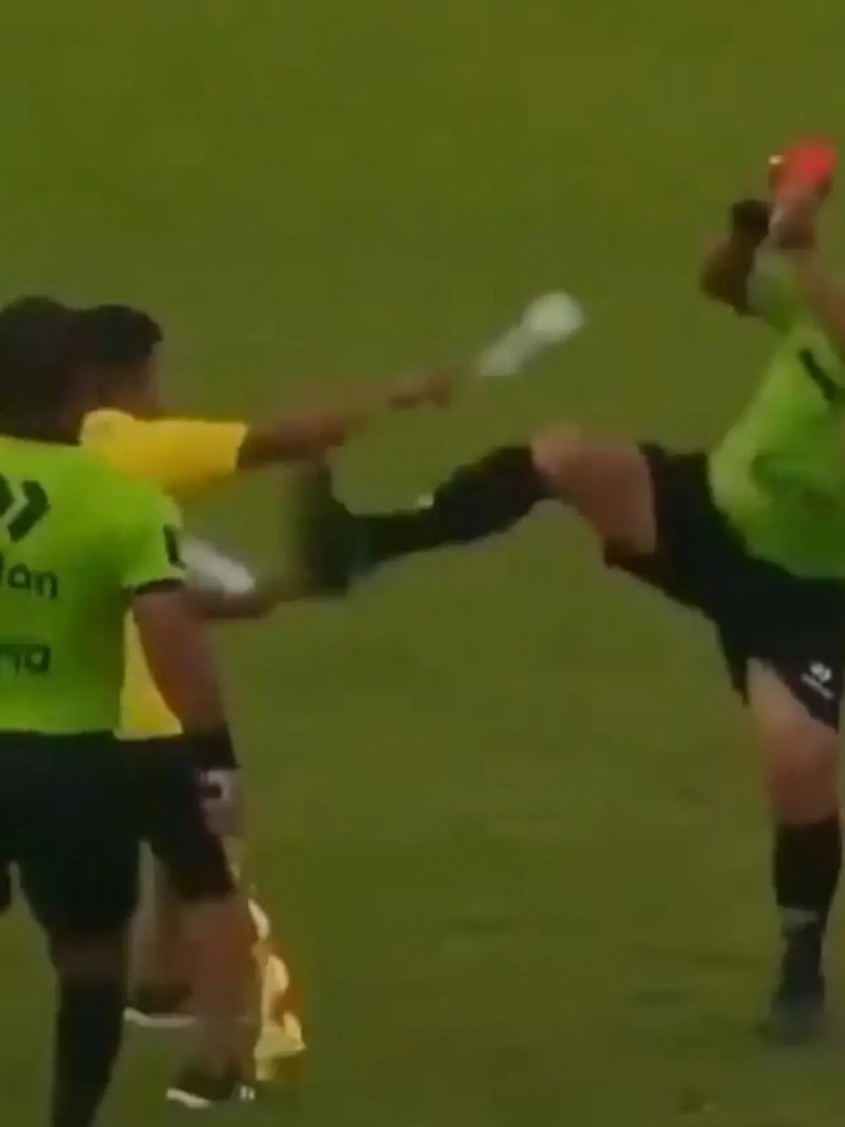 Bild zu: "Übler Kick auf dem Rasen! Schiri knockt Trainer aus"