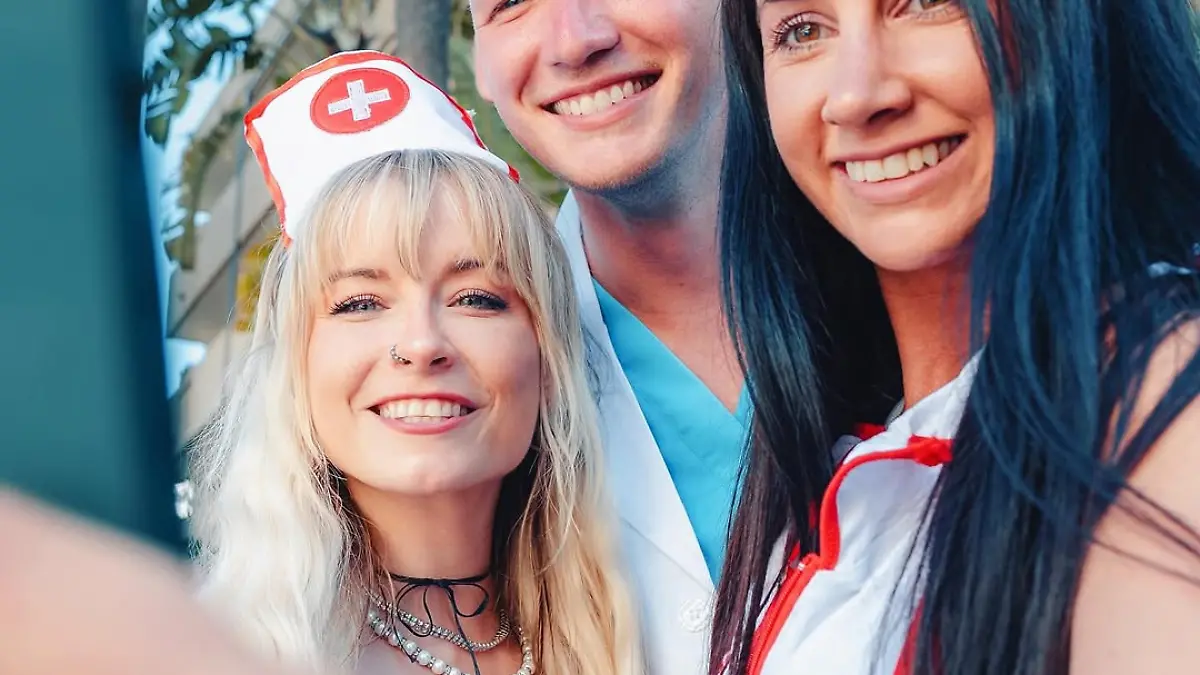 Im Bierkönig vereint: Mia Julia (38), Julian Sommer (27) und Frenzy (31) sangen zusammen „Ruf den Doc” im Inselfieber-Style