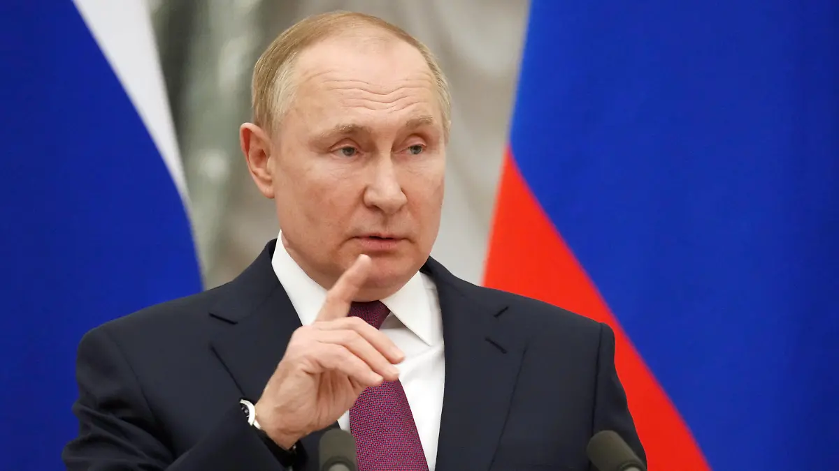 ARCHIV - 15.02.2022, Russland, Moskau: Russlands Präsident Wladimir Putin spricht auf einer gemeinsamen Pressekonferenz mit Bundeskanzler O. Scholz (SPD) nach einem mehrstündigen Vier-Augen-Gespräch im Kreml. (zu dpa «Rubel-Zahlung für Gas: Putin berät mit Zentralbank und Gazprom») Foto: Kay Nietfeld/dpa +++ dpa-Bildfunk +++