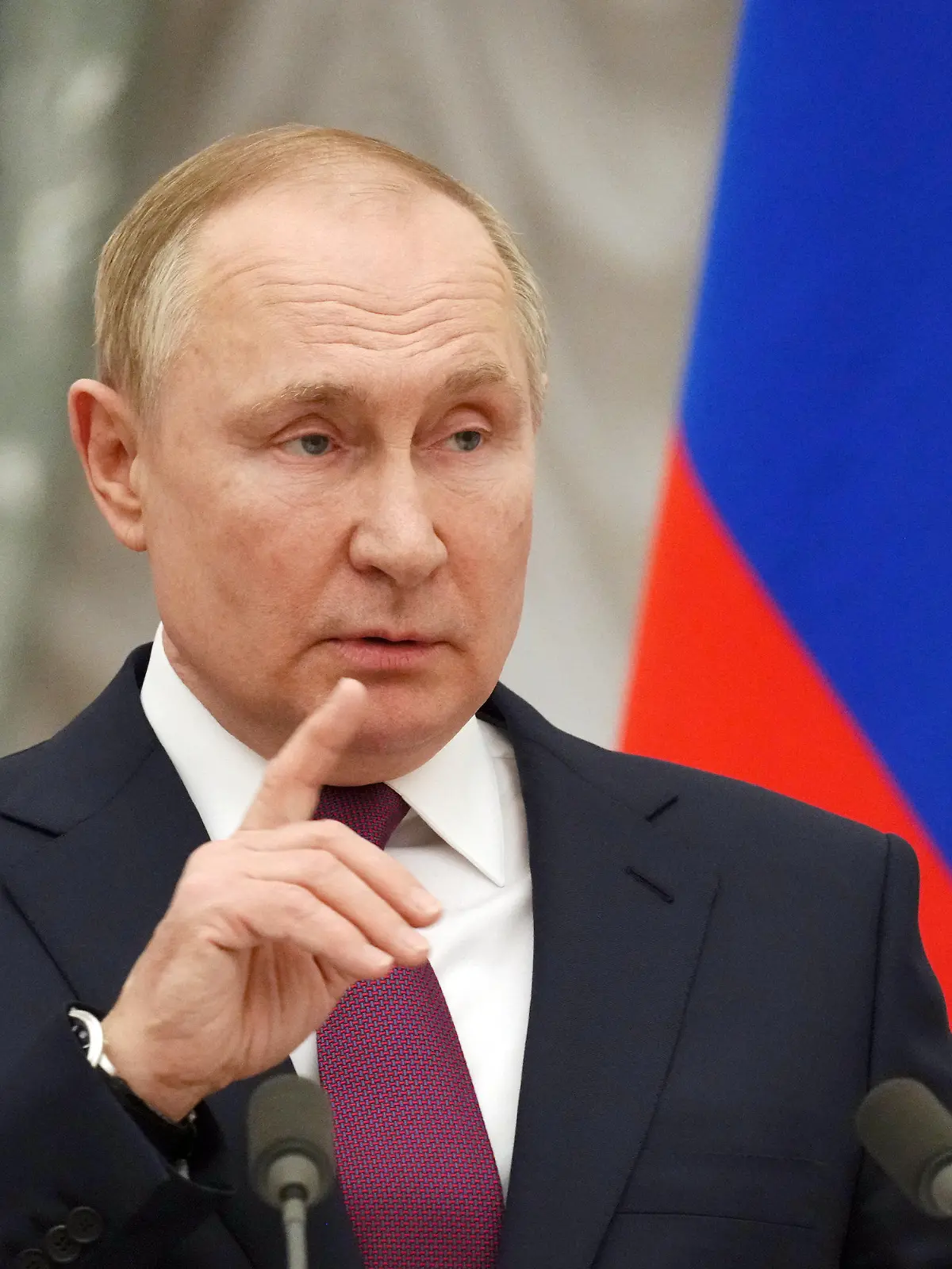 ARCHIV - 15.02.2022, Russland, Moskau: Russlands Präsident Wladimir Putin spricht auf einer gemeinsamen Pressekonferenz mit Bundeskanzler O. Scholz (SPD) nach einem mehrstündigen Vier-Augen-Gespräch im Kreml. (zu dpa «Rubel-Zahlung für Gas: Putin berät mit Zentralbank und Gazprom») Foto: Kay Nietfeld/dpa +++ dpa-Bildfunk +++