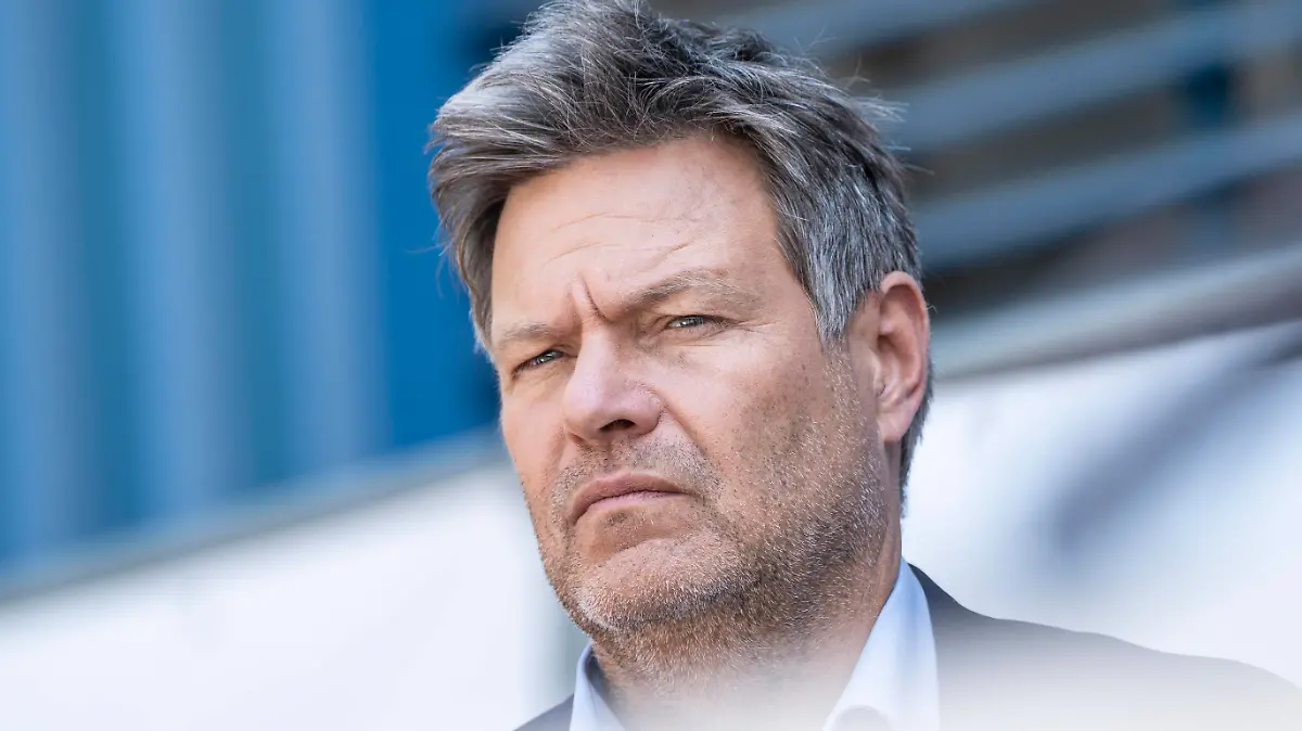 Pressetermin Fertigstellung Wind-zu-Wärme-Anlage - Power-to-Heat - im Kraftwerk Wedel bei Hamburg mit 80 Megawatt eine der größten Anlagen ihrer Art in Deutschland Robert Habeck, BundeswirtschaftsministerPressetermin Fertigstellung Wind-zu-Wärme-Anlage - Power-to-Heat - im Kraftwerk Wedel bei Hamburg mit 80 Megawatt eine der größten Anlagen ihrer Art in Deutschland Robert Habeck, Bundeswirtschaftsminister, Wedel Schleswig-Holstein Deutschland Kraftwerk *** Press event Completion of wind to heat plant Power to Heat at Wedel power station near Hamburg with 80 megawatts one of the largest plants of its kind in Germany Robert Habeck, Federal Minister of Economics Press event Completion of wind to heat plant Power to Heat