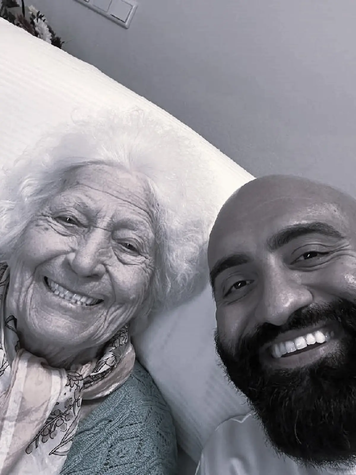 Pflege-Influencer Rashid Hamid und „Oma Lotti” waren „beste Freunde” - jetzt fand ihre Beerdigung statt.
