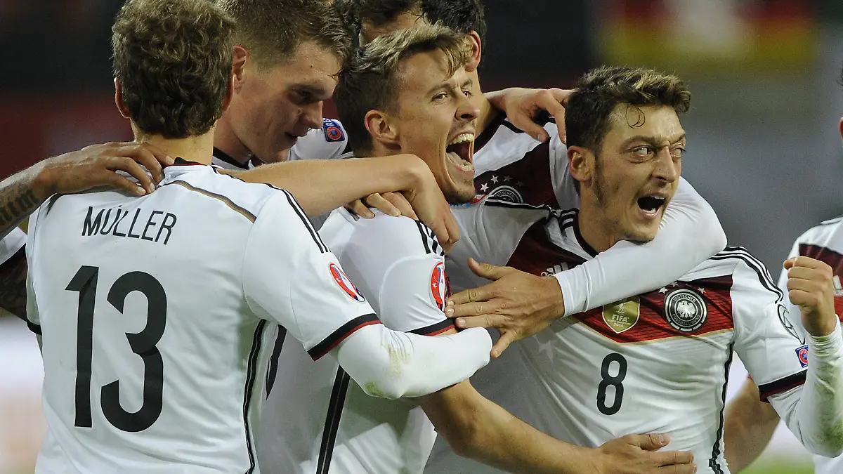Max Kruse (Mitte) jubelt im Kreise der Nationalspieler nach seinem 2:1 in der EM-Qualifikation gegen Georgien am 11. Oktober 2015. 