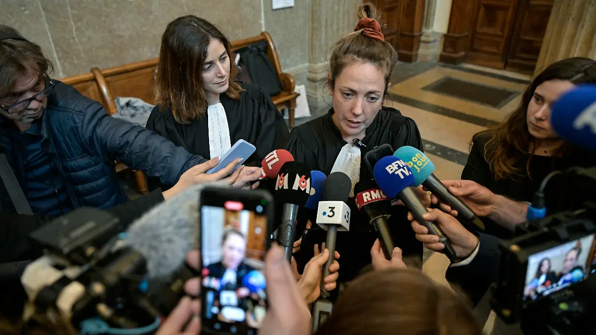 Urteil im Prozess gegen Myriam Jaouen in Lyon am 3. April 2025. Die Verteidigerinnen Maïlys Leduc und Julia Coppard beantworten nach dem Urteil im Prozess gegen die Kita-Mitarbeiterin, die ein elf Monate altes Mädchen mit Rohrreiniger vergiftete, vor dem Cour d’Assise du Rhône in Lyon die Fragen der Journalisten.