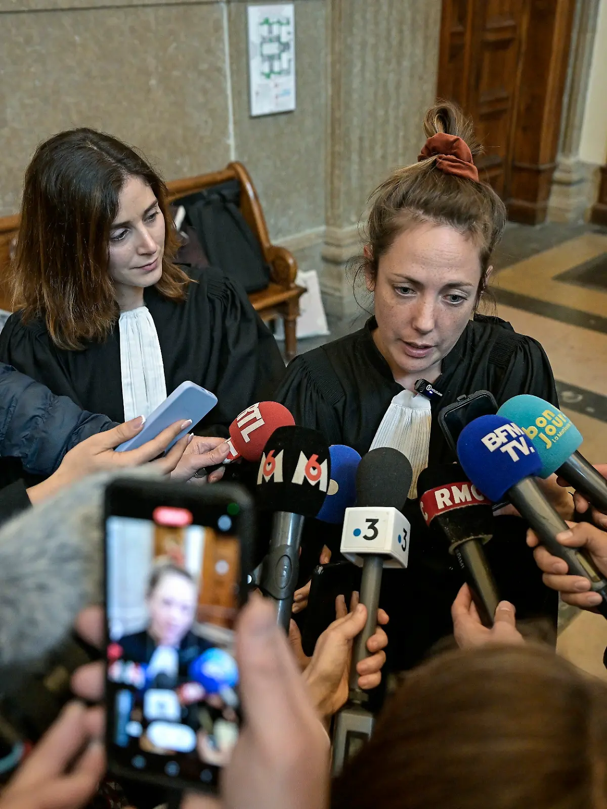 Urteil im Prozess gegen Myriam Jaouen in Lyon am 3. April 2025. Die Verteidigerinnen Maïlys Leduc und Julia Coppard beantworten nach dem Urteil im Prozess gegen die Kita-Mitarbeiterin, die ein elf Monate altes Mädchen mit Rohrreiniger vergiftete, vor dem Cour d’Assise du Rhône in Lyon die Fragen der Journalisten.