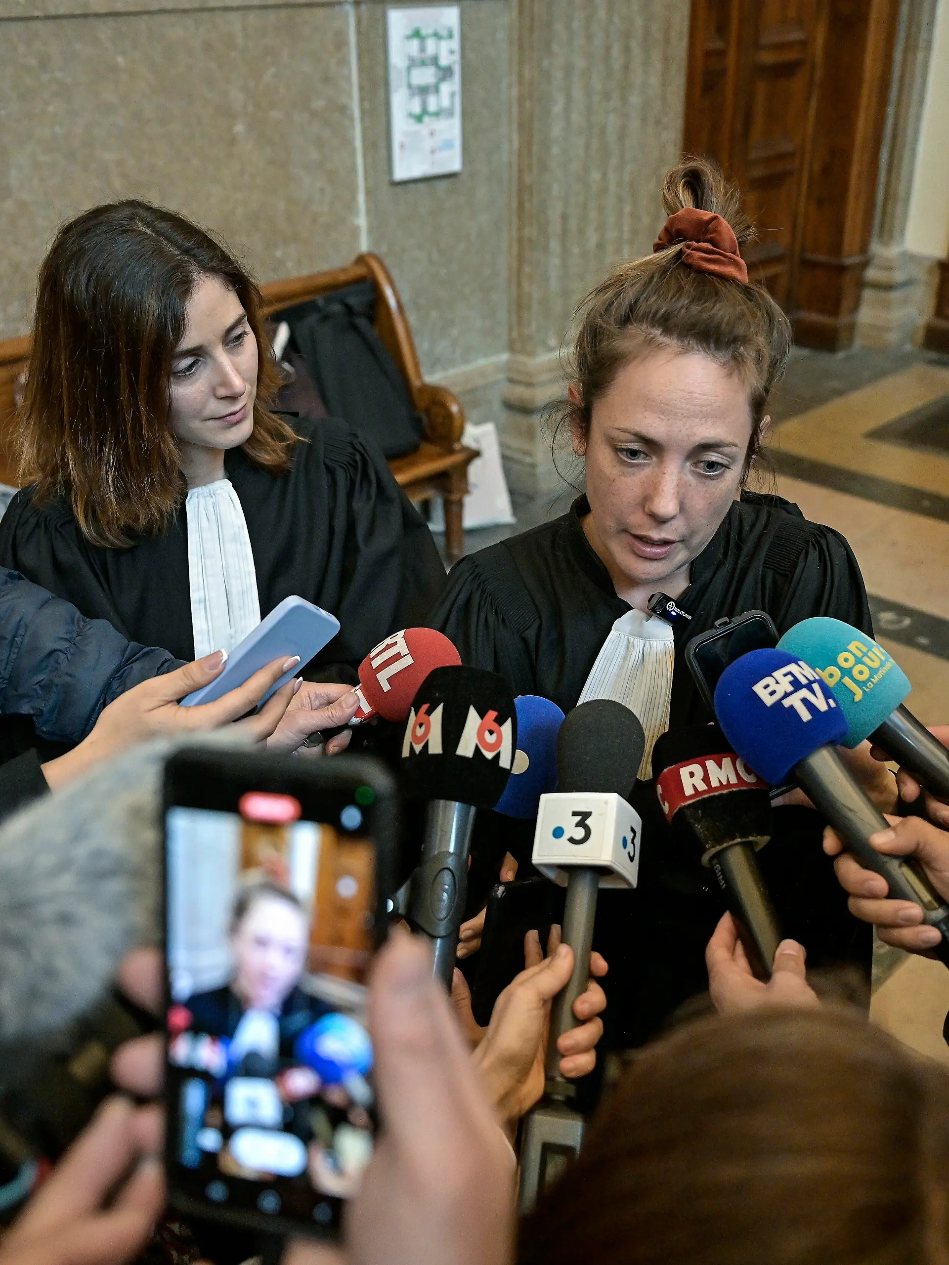 Urteil im Prozess gegen Myriam Jaouen in Lyon am 3. April 2025. Die Verteidigerinnen Maïlys Leduc und Julia Coppard beantworten nach dem Urteil im Prozess gegen die Kita-Mitarbeiterin, die ein elf Monate altes Mädchen mit Rohrreiniger vergiftete, vor dem Cour d’Assise du Rhône in Lyon die Fragen der Journalisten.