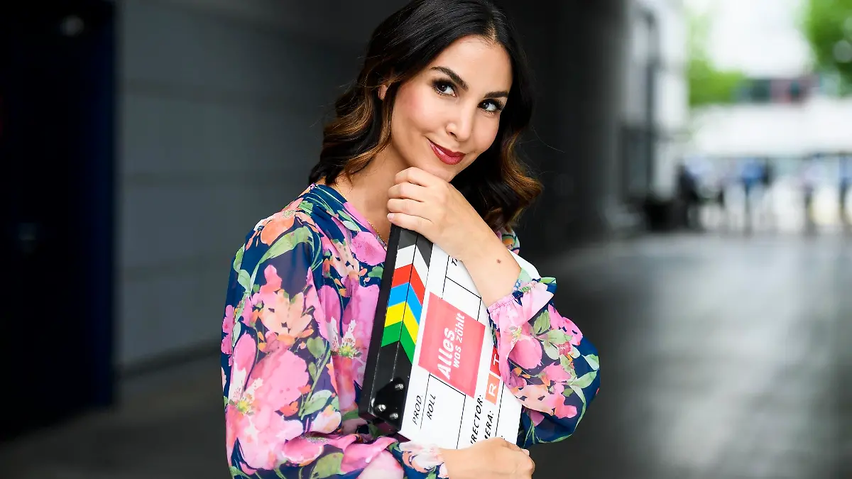 S_la _ahin steht ab sofort als Miray in der von UFA Serial Drama produzierten Erfolgs-Serie "Alles was zählt" vor der Kamera. 

Die Verwendung des sendungsbezogenen Materials ist nur mit dem Hinweis und Verlinkung auf RTL+ gestattet.