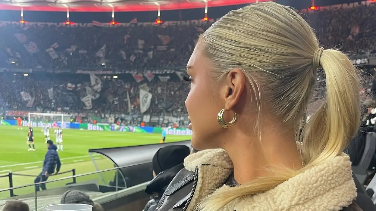 Auch nach Frankfurt wurde Katharina schon in den VIP-Bereich eingeladen. Ohne teures Täschchen geht sie natürlich nicht dorthin. Sie duelliert sich schließlich mit anderen Spielerfrauen