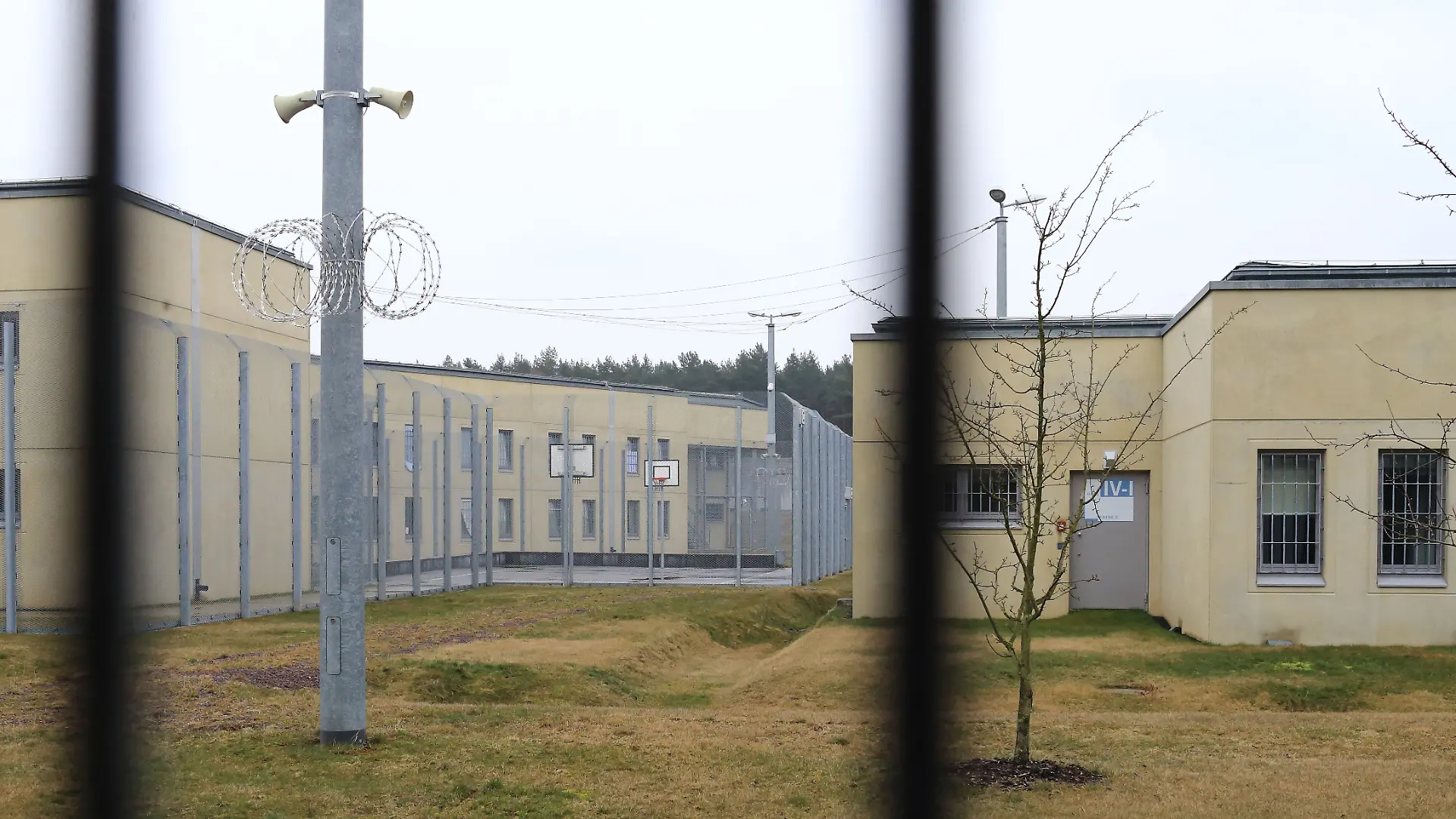 Aussenanlagen der Justizvollzugsanstalt (JVA) in Burg (Sachsen-Anhalt), aufgenommen am 12.04.2013. Foto: Jens Wolf