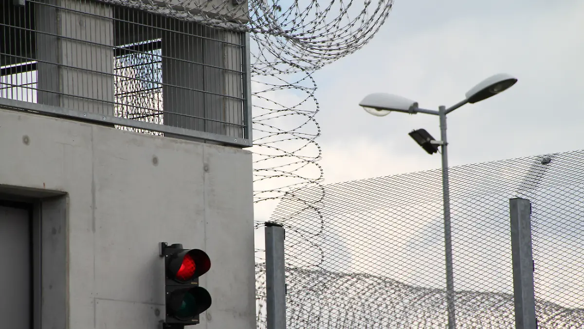 Mit Stacheldraht ist ein Tor der Justizvollzugsanstalt (JVA) in Burg (Kreis Jerichower Land) gesichert, aufgenommen am Donnerstag (19.07.2012). Sachsen-Anhalt wird bis Mai 2013 knapp eine Million Euro in den Ausbau der Sicherungsverwahrung investieren. Es sollen rund 30 kleine Zellen im Gefängnis Burg zu 18 größeren Zellen zusammengelegt werden. Foto: Rochus Görgen /lah (zu lah 0037 «Sachsen-Anhalt investiert eine Million Euro in Sicherungsverwahrung» vom 19.07.2012) +++(c) ZB-FUNKREGIO OST - Honorarfrei nur für Bezieher des ZB-Regiodienstes+++ +++ dpa-Bildfunk +++