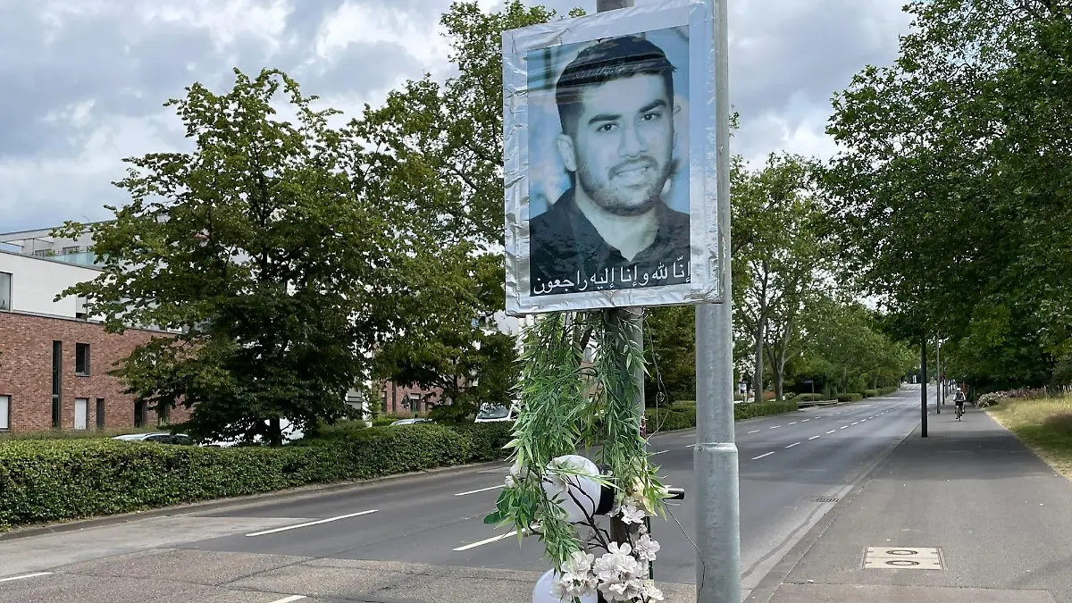 Ein Foto des Todesopfers erinnert heute an der Unfallstell an den schrecklichen Tag im Oktober 2022.