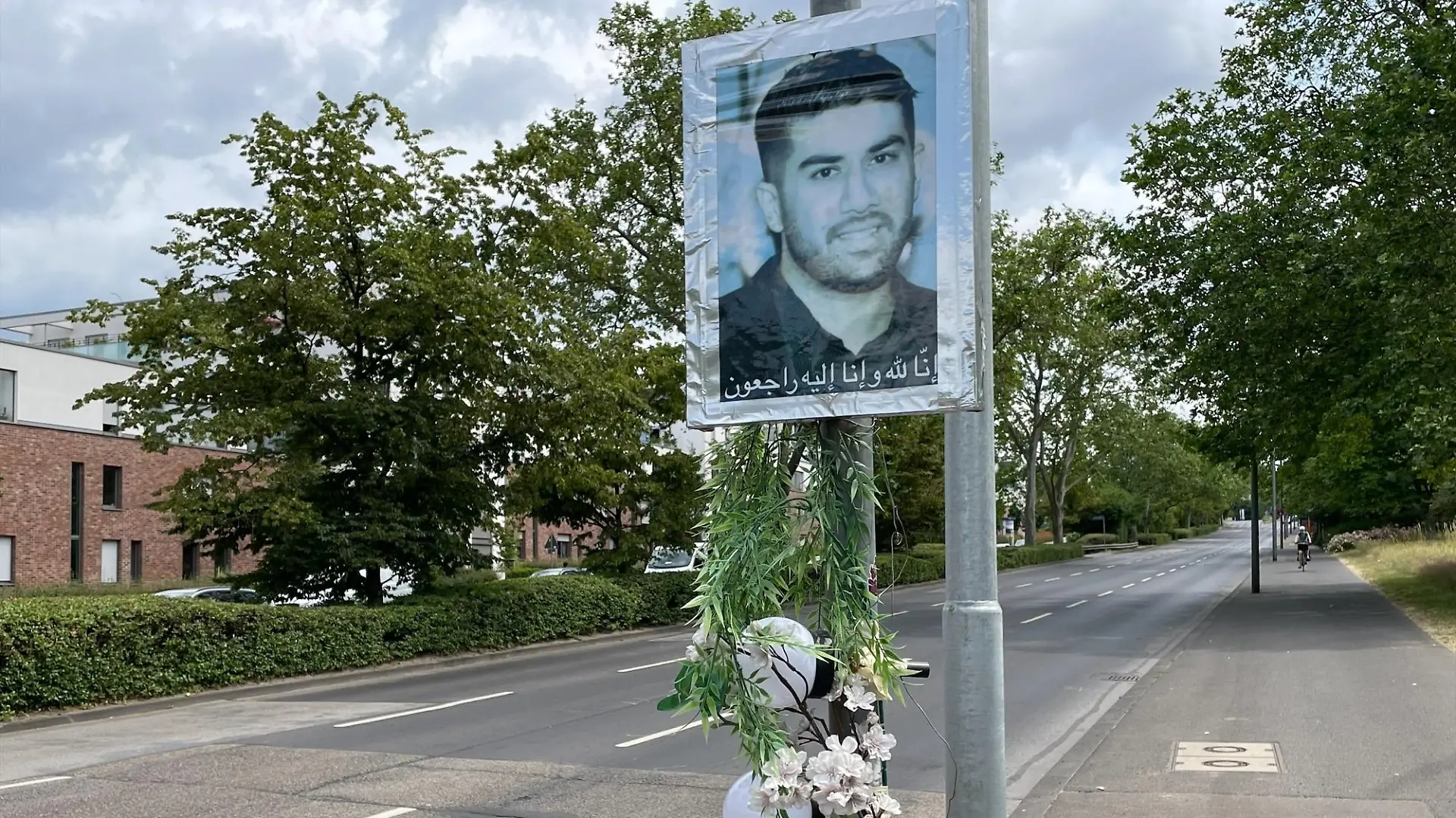 Ein Foto des Todesopfers erinnert heute an der Unfallstell an den schrecklichen Tag im Oktober 2022.