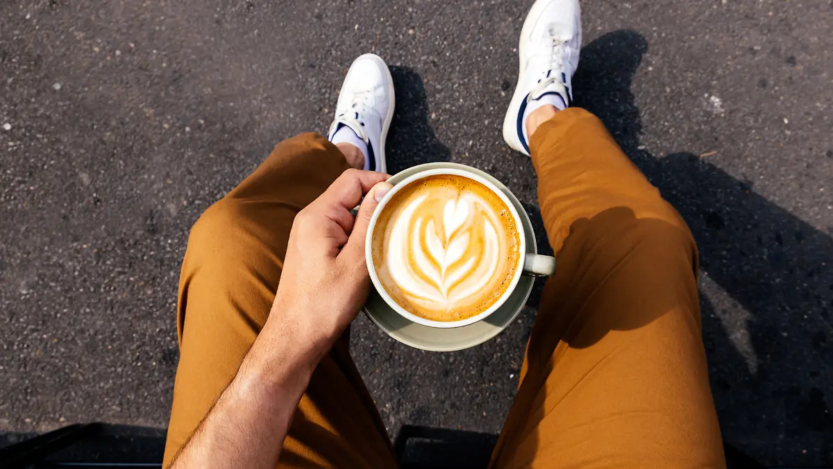 Mann trägt Cappuccino-Sneaker von Adidas.