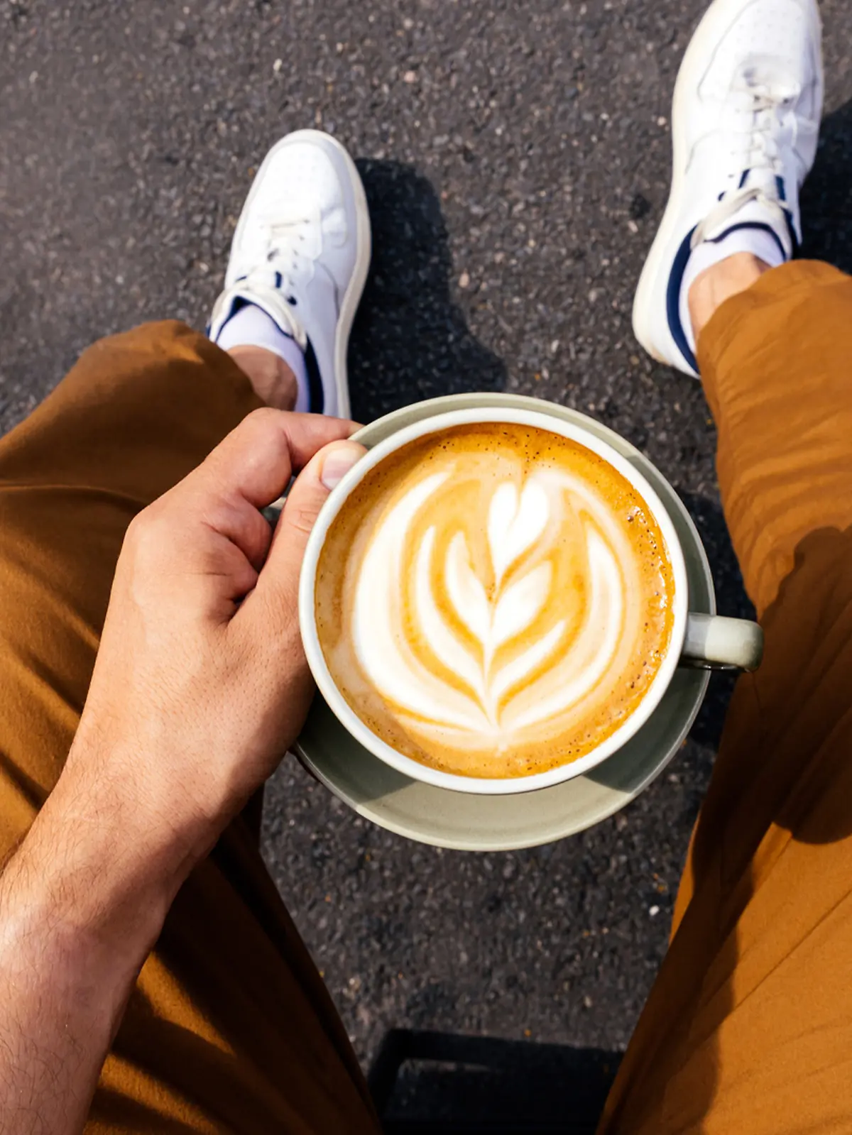 Mann trägt Cappuccino-Sneaker von Adidas.