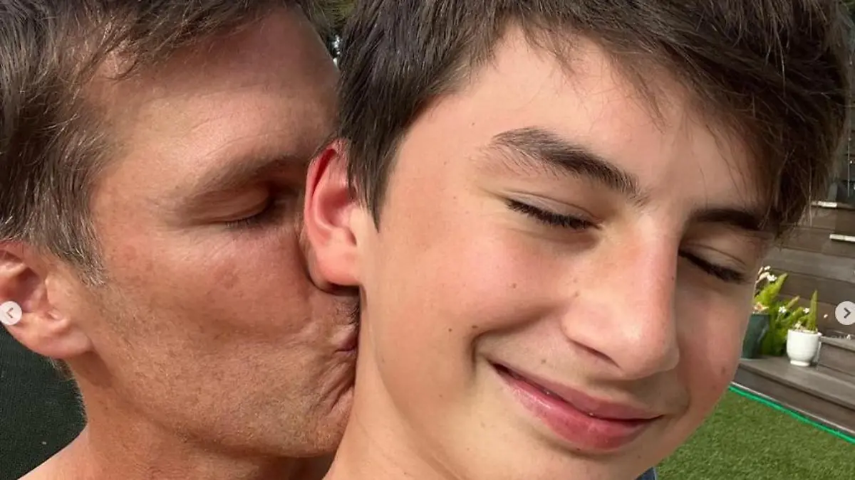 Tom Brady (45) küsst seinen Sohn auf den Hals