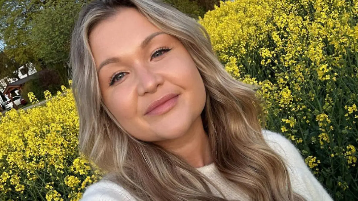 Sophia Thiel steht in einem Rapsfeld und macht ein Selfie. Sie lächelt in die Kamera.