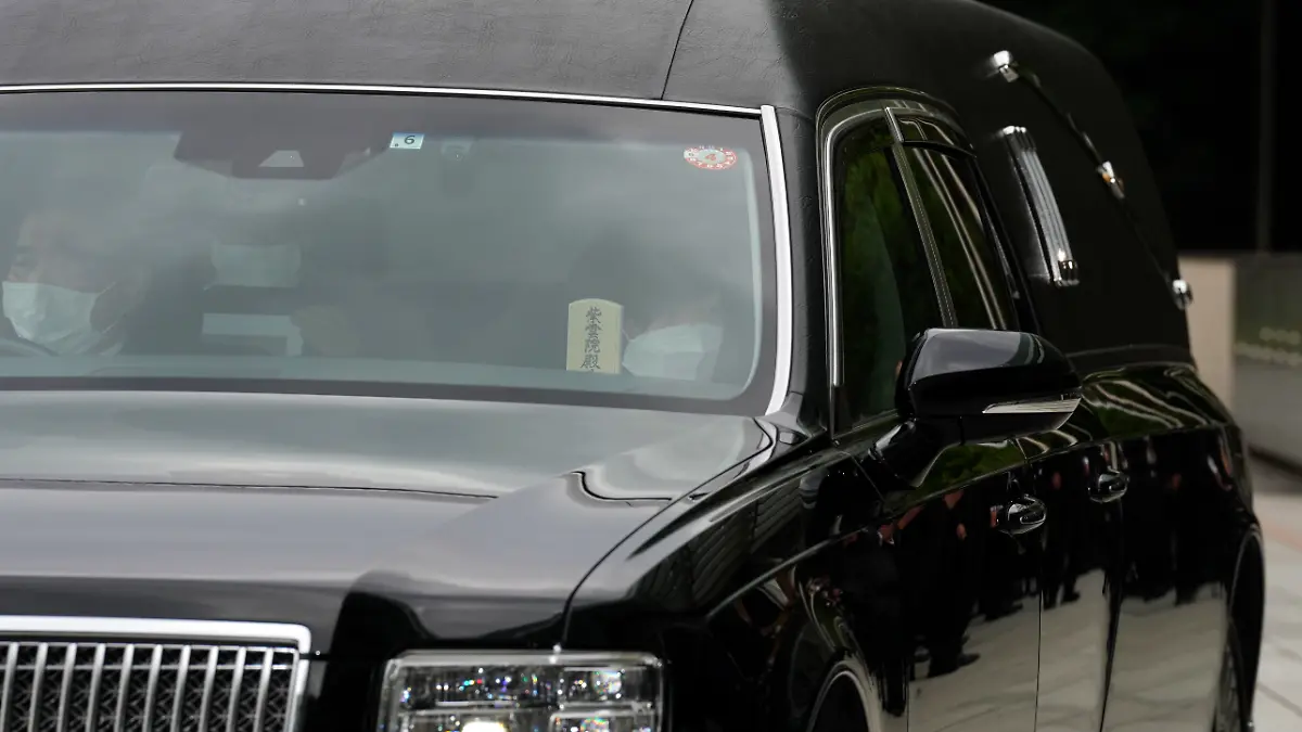 Ausgerechnet ein ehemaliger Leichenwagen soll den Fahrradfahrer (46) überfahren haben. (Symbolbild)