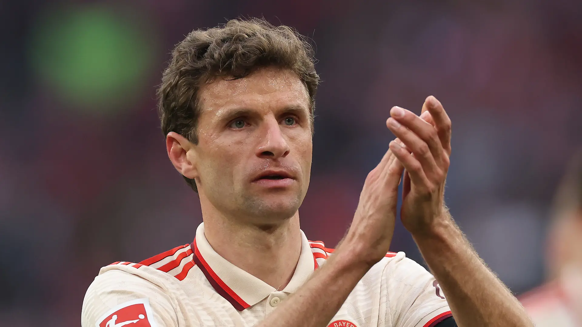 Thomas Müller applaudiert den Fans