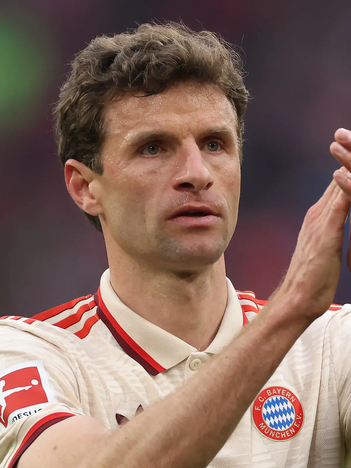 Thomas Müller applaudiert den Fans