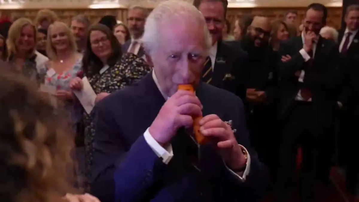 Flotte Flöte! Plötzlich spielt König Charles auf einer Möhre Seine Reaktion ist zuckersüß!