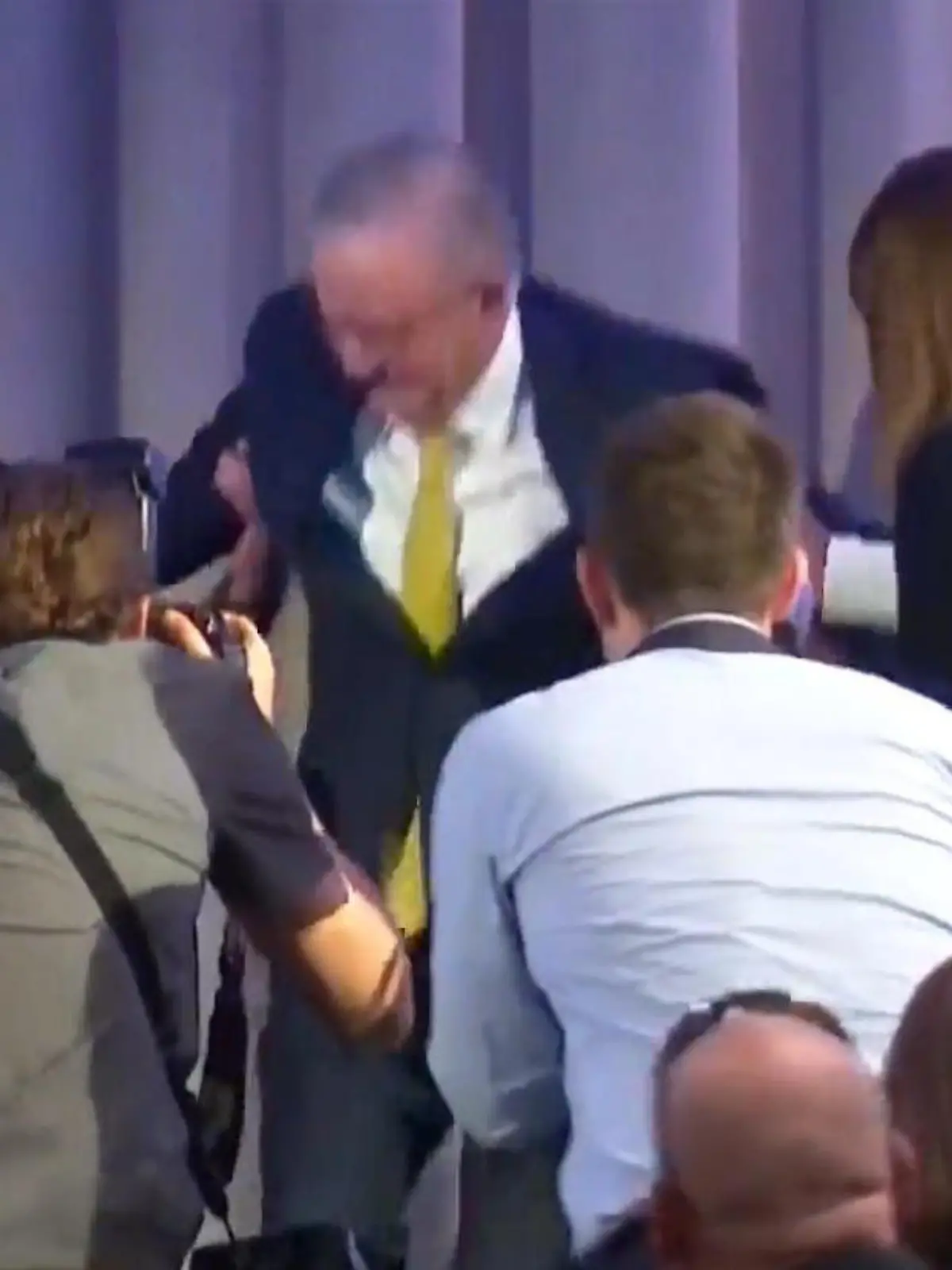 Bild zu: "Kein Bock aufs Foto?! Minister purzelt von Bühne"
