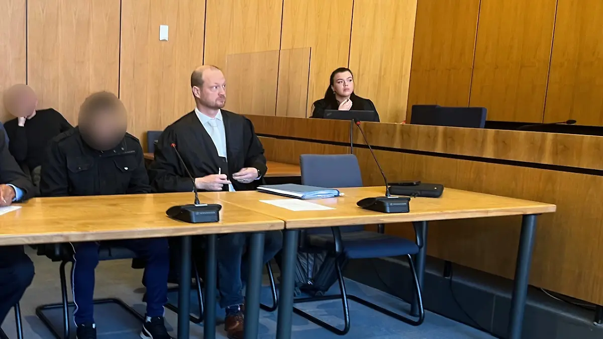 Mustafa A. schaut während des gesamten Prozesstages auf den Boden.
