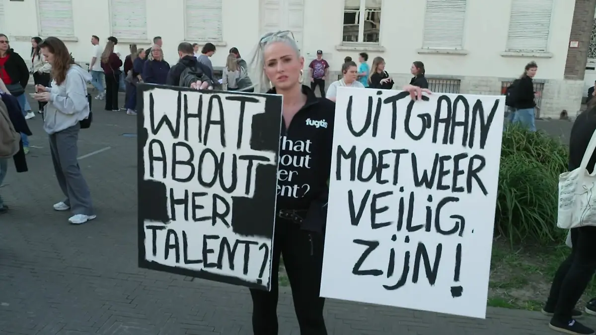 Nach dem für viele skandalösen Urteil in Leuven gehen viele Menschen auf die Straße. Auf dem Schild dieser Frau steht: „Ausgehen muss wieder sicher sein”.