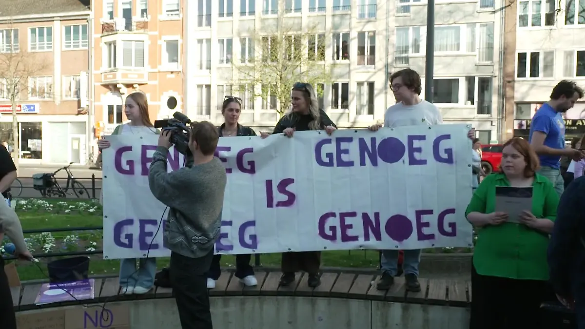 „Genug ist genug”, heißt es auf einem Plakat der rund 400 Demonstrierenden in Leuven.