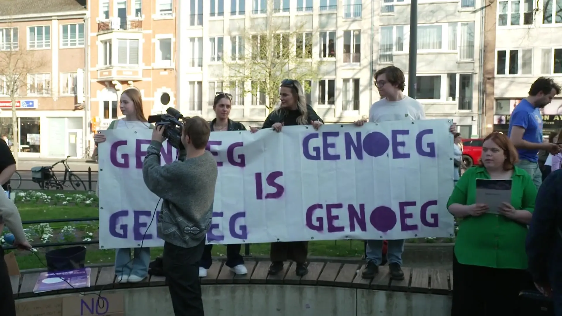 „Genug ist genug”, heißt es auf einem Plakat der rund 400 Demonstrierenden in Leuven.