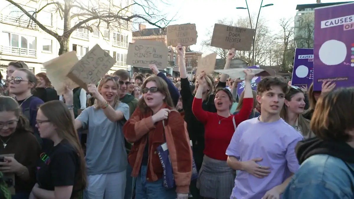 Mehr als 400 wütende Studenten in der Bibliothek am Ladeuzeplein in Leuven. Sie sind verärgert darüber, dass eine Richterin Anfang dieser Woche einen Medizinstudenten nicht bestraft hat.