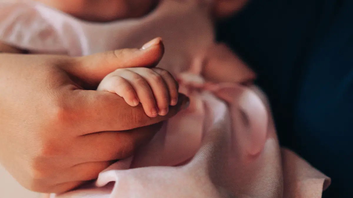 Cecilia bringt ihre Tochter auf der Autobahn zur Welt – deswegen gibt es keinen Geburtsort.