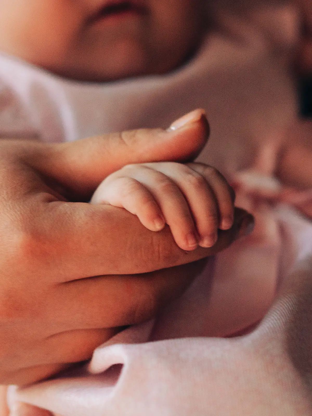 Cecilia bringt ihre Tochter auf der Autobahn zur Welt – deswegen gibt es keinen Geburtsort.