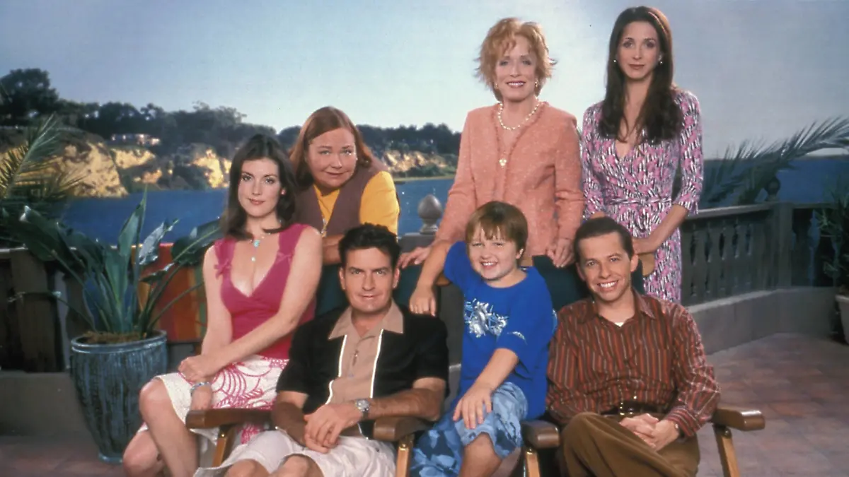 Film Still from Two and a Half Men Melanie Lynskey, Conchata Ferrell, Holland Taylor, Marin Hinkle, Charlie Sheen, Angus T. Jones, Jon Cryer 2005 PUBLICATIONxINxGERxSUIxAUTxONLY 30736409