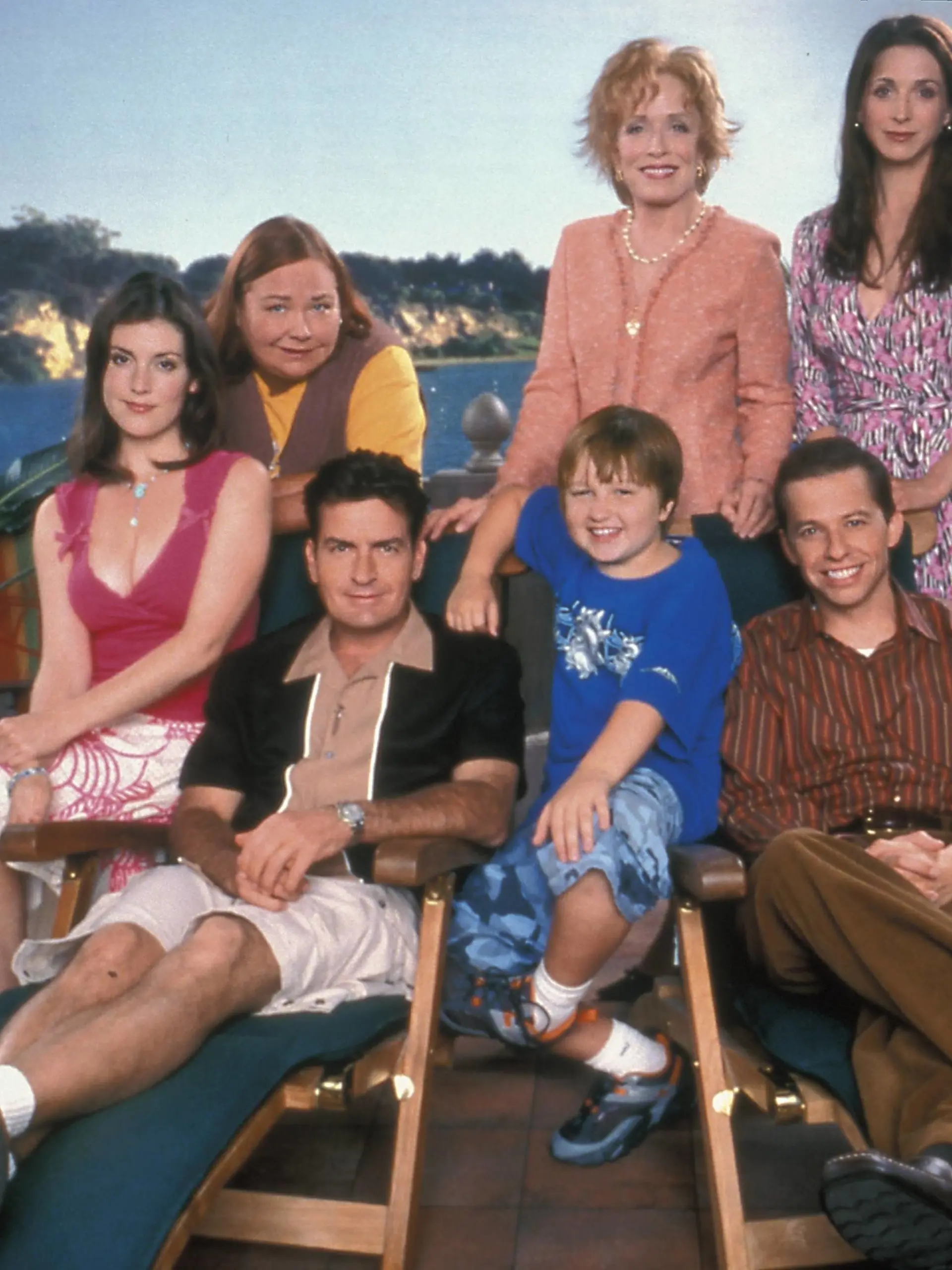 Film Still from Two and a Half Men Melanie Lynskey, Conchata Ferrell, Holland Taylor, Marin Hinkle, Charlie Sheen, Angus T. Jones, Jon Cryer 2005 PUBLICATIONxINxGERxSUIxAUTxONLY 30736409