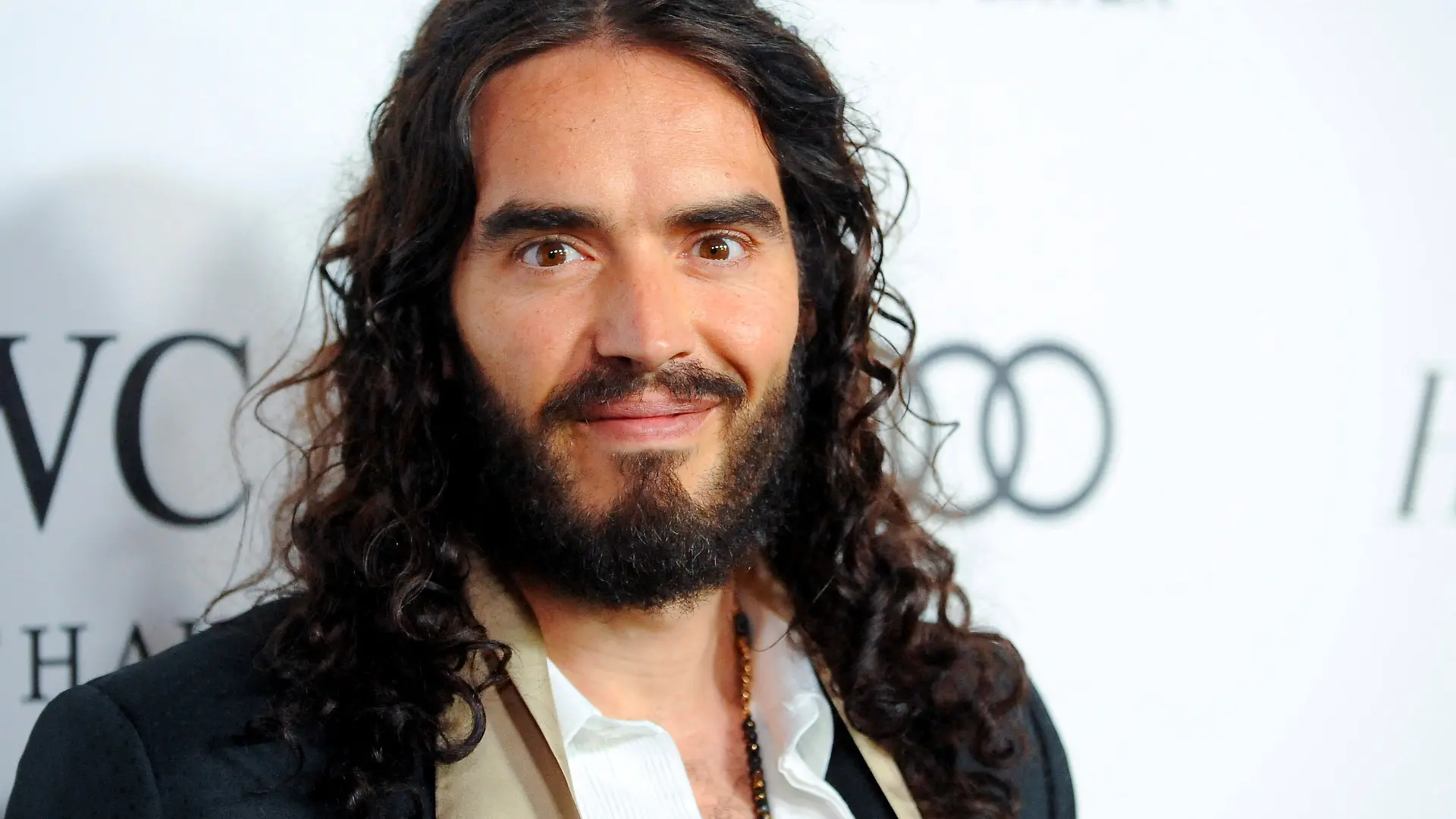 Rund zwei Jahre ist es her, dass schlimme Vorwürfe gegen den britischen Schauspieler und Ex-Moderator Russell Brand auftauchten. Nach längeren Ermittlungen wird der 49-Jährige nun unter anderem wegen des Verdachts der Vergewaltigung angeklagt. Betroffen seien vier Frauen.