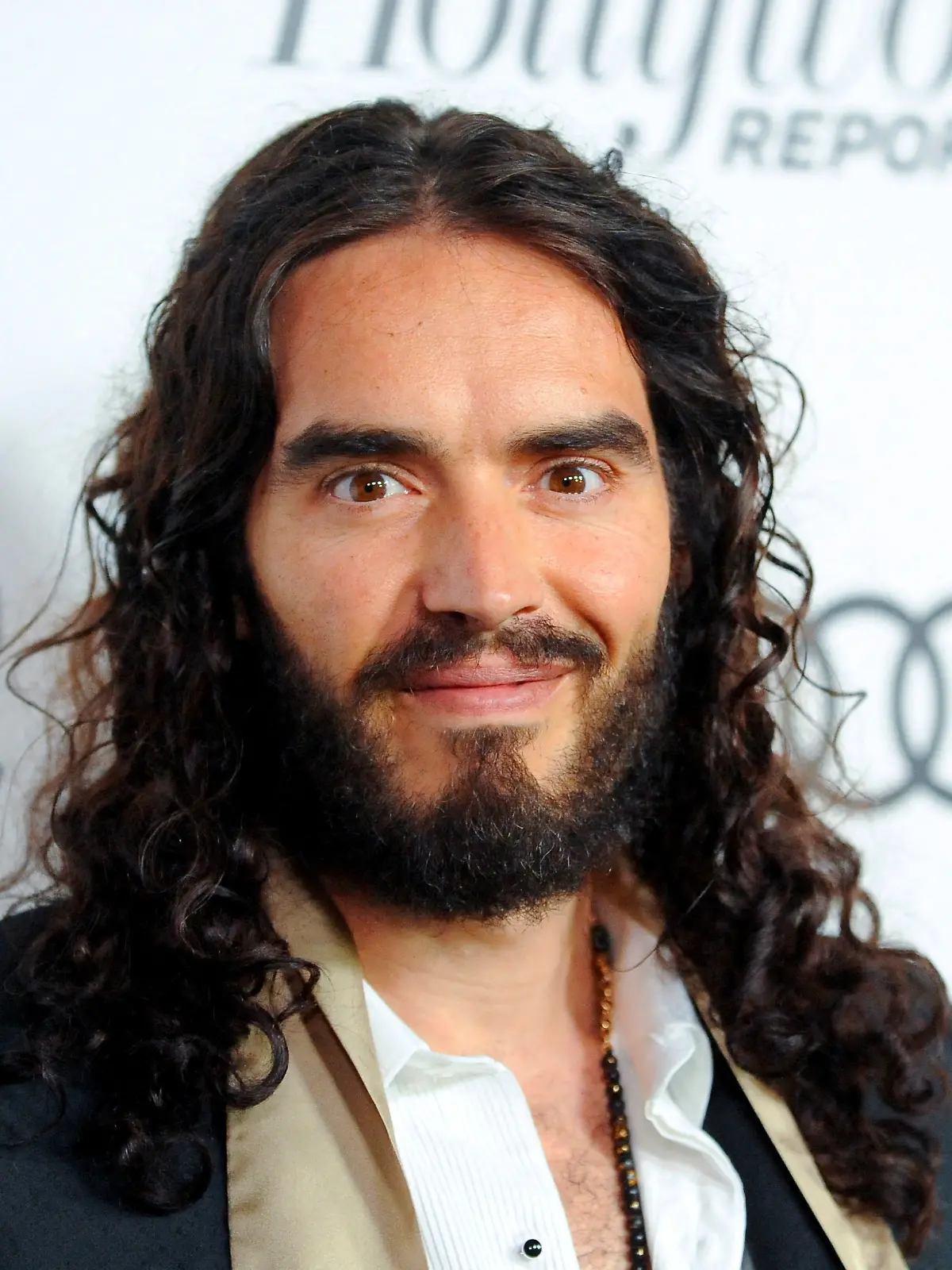 Rund zwei Jahre ist es her, dass schlimme Vorwürfe gegen den britischen Schauspieler und Ex-Moderator Russell Brand auftauchten. Nach längeren Ermittlungen wird der 49-Jährige nun unter anderem wegen des Verdachts der Vergewaltigung angeklagt. Betroffen seien vier Frauen.