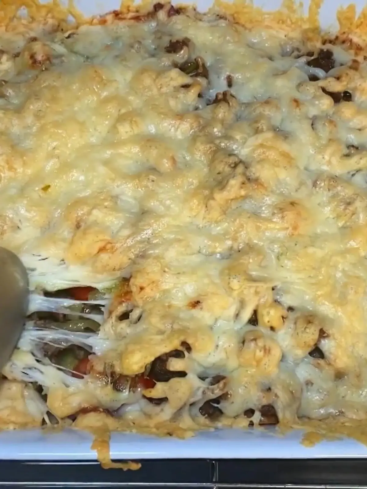Für seinen herzhaften Kartoffel-Hack-Auflauf setzt der Henssler auf italienischen Provolone. Der kommt reichlich obendrauf und sorgt für die herrlich gratinierte Käsekruste. Wie es geht, sehen Sie im Video!