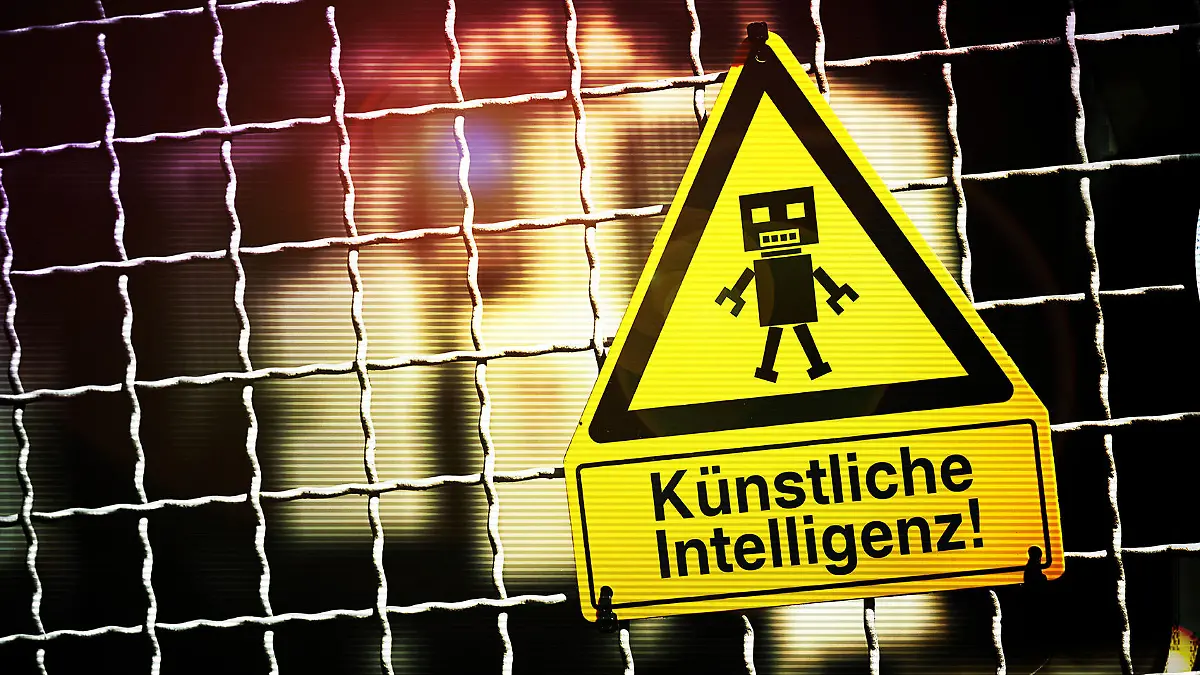 Roboterfigur auf einem Warnschild mit Aufschrift Künstliche Intelligenz